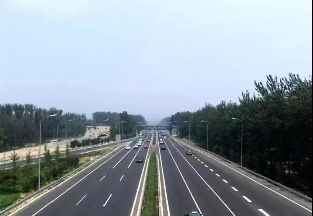 間斷性踩油門的操作，能讓我們在行駛時省油嗎？